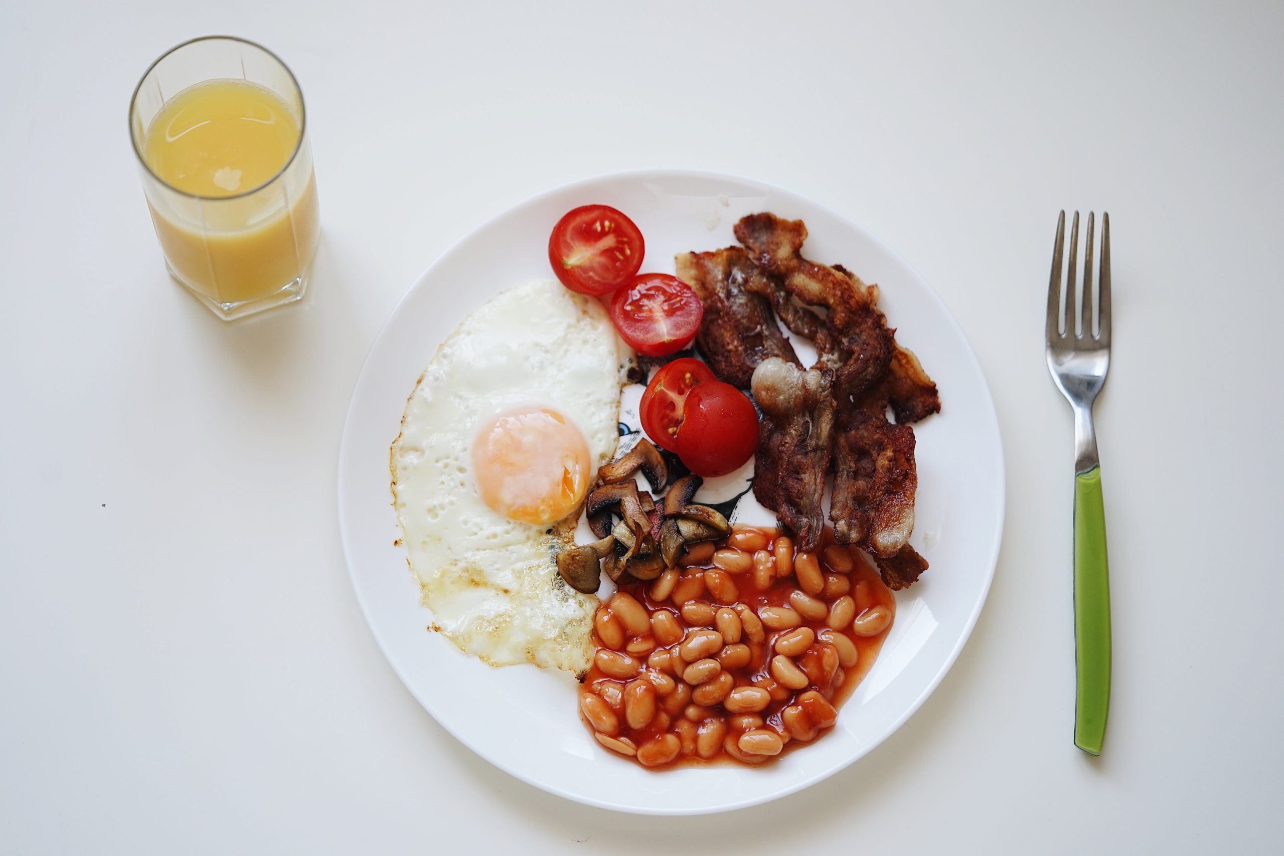 A cooked breakfast of eggs and bacon